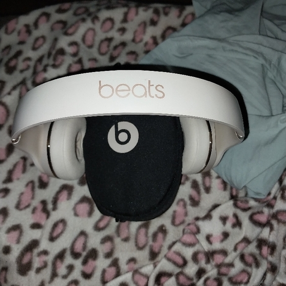 Beats Solo3 Kim K Edition Wireless Headphones with Full Coverage - Picture 3 of 3